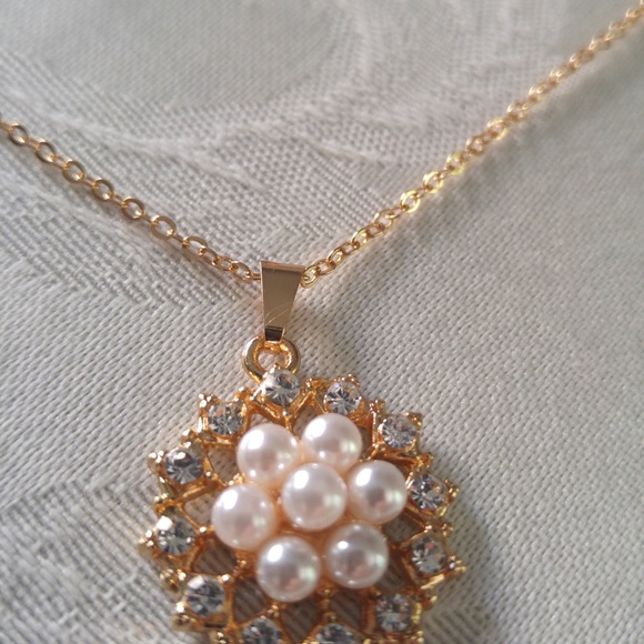 Crystals Pearls Elegant Flowers Necklace set - Picture 7 of 7